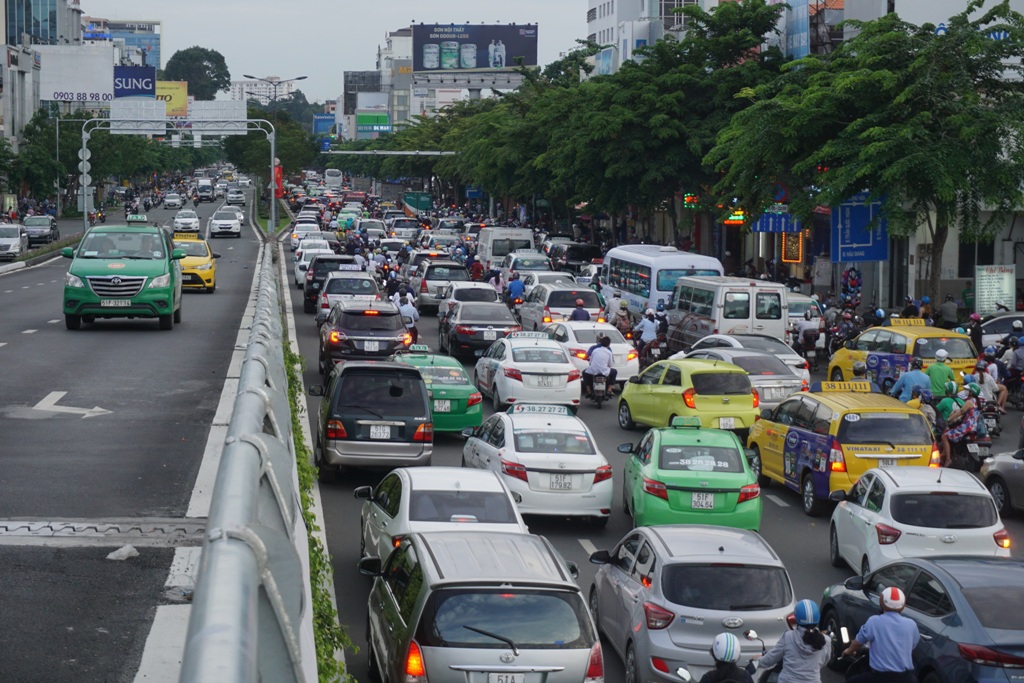 Hàng ngàn phương tiện nối dài trên đường, di chuyển rất khó khăn từ sân bay ra vòng xoay Lăng Cha Cả.   Ảnh: M.Q
