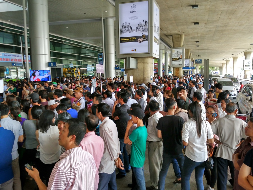 Sân bay Tân Sơn Nhất đang kẹt cả trên trời lẫn dưới đất.   Ảnh: M.Q