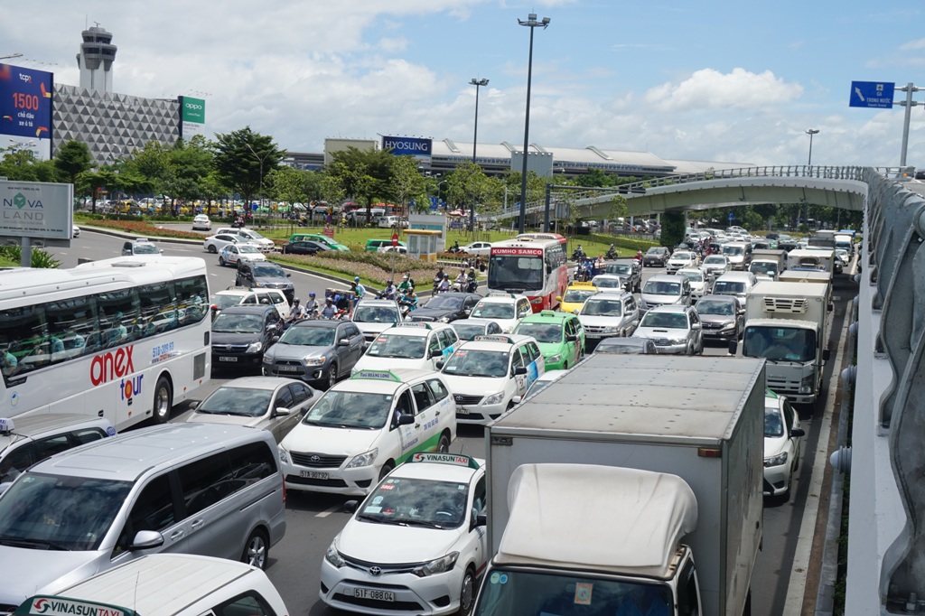 Tại cổng vào sân bay Tân Sơn Nhất ở đường Trường Sơn, hàng nghìn xe cộ ùn ứ dưới gầm cầu vượt.  Ảnh: M.Q