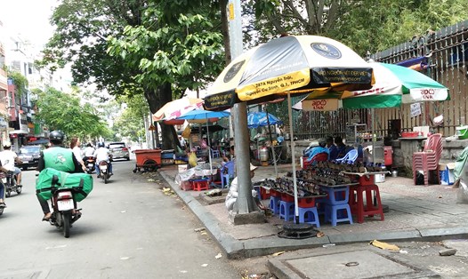 Vỉa hè đường Nguyễn Thái Bình (Q.1, TPHCM) bị người dân chiếm dụng bày bán tràn lan. Ảnh: MINH QUÂN