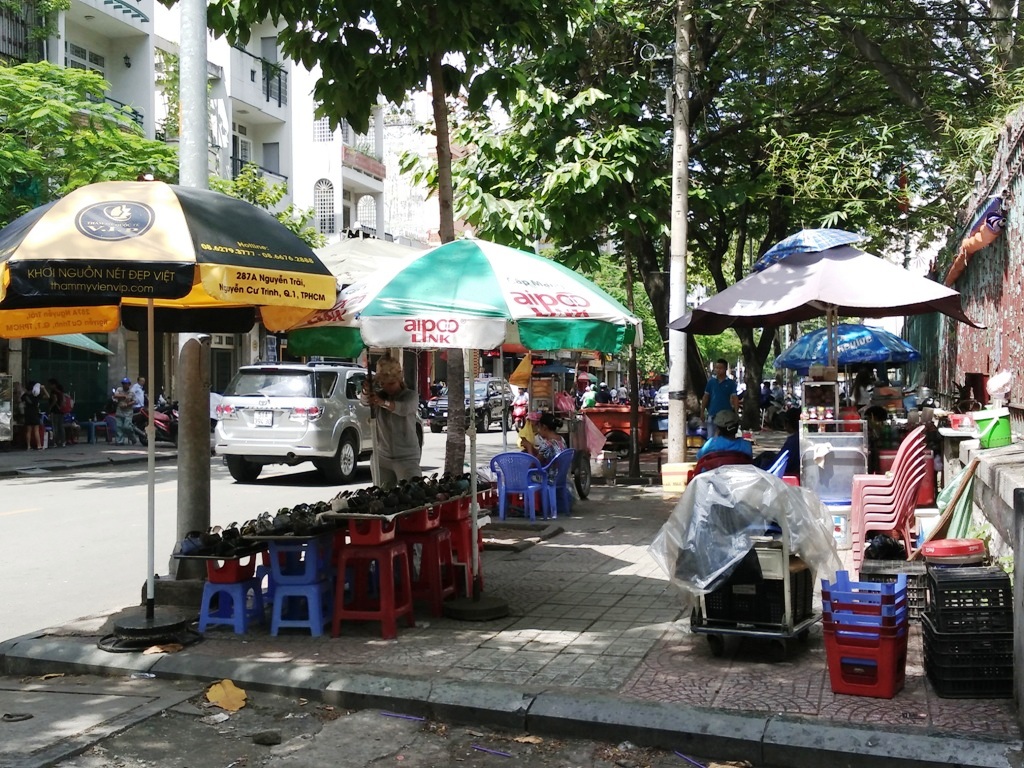 Vỉa hè đường Nguyễn Thái Bình (Q.1) bị lấn chiếm để buôn bán nhưng không thấy cơ quan chức năng xử lý.  Ảnh: M.Q