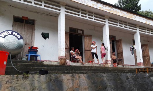  Một số hộ dân ở huyện Bát Xát nằm trong vùng nguy hiểm đã được chuyển về các khu vực nhà công cộng để đảm bảo an toàn.