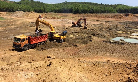 Xe tải chở đất bùn khai thác trái phép tại lòng hồ thủy lợi Hố Dọc để đôn nền đường cao tốc. Ảnh: Thanh Hải
