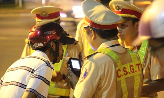Cảnh sát giao thông tiến hành ra quân đo nồng độ cồn tại các tuyến phố của TP.Đà Nẵng đêm 16.8. Ảnh: H.L