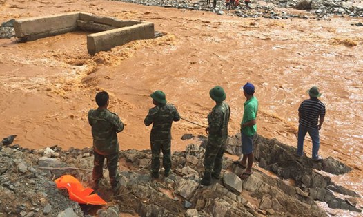 Lực lượng cứu hộ, cứu nạn chuyên nghiệp của quân đội cùng cơ quan chức năng tham gia tìm kiếm các nạn nhân trong vụ vỡ hầm dẫn dòng thủy điện Sông Bung 2 (ảnh chụp chiều 14.9).  Ảnh: THANH HẢI