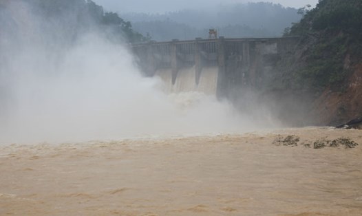 Thủy điện Hố Hô (thượng nguồn ở Hương Khê, Hà Tĩnh)  xả lũ bất ngờ với sức nước cực lớn.