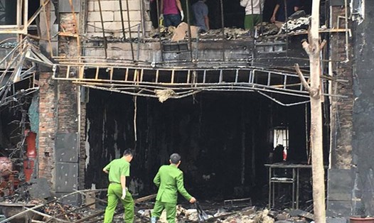 Khám nghiệm hiện trường vụ cháy quán karaoke ở phố Trần Thái Tông ngày 2.11.