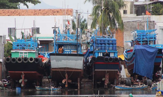 Hàng loạt tàu cá liên tục bảo trì ở các xưởng sửa chữa ở TP Nha Trang (Khánh Hòa) vì sử dụng máy cũ.