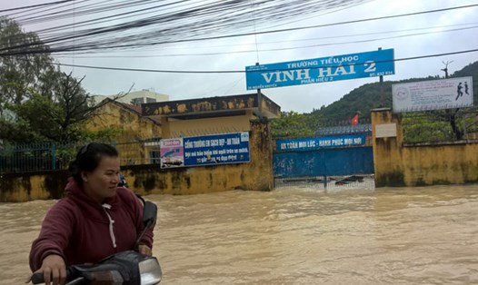 Chỉ trong 1 đêm nước ngập hơn 1m nhấn chìm Trường TH Vĩnh Hải (TP.Nha Trang) toàn bộ đồ dùng học tập của nhà trường và học sinh đã bị hỏng hoàn toàn.. Ảnh: THANH THÚY