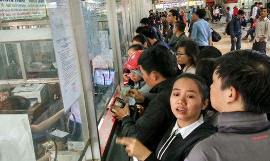 Hành khách chầu chực mua vé xe thương hiệu tại bến xe Miền Đông (TP.Hồ Chí Minh). Ảnh: Minh Quân