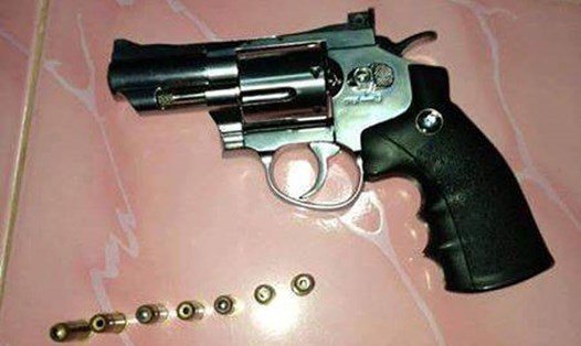Hình ảnh một khẩu súng được công khai rao bán trên mạng.