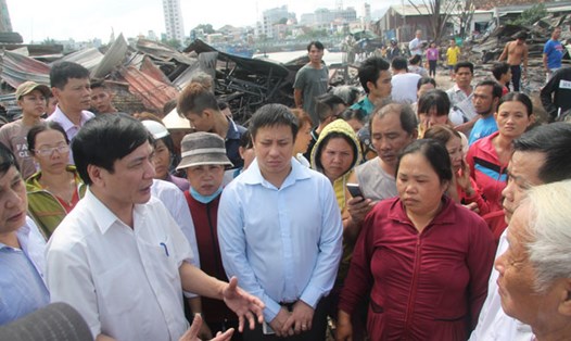 Đồng chí Bùi Văn Cường - Chủ tịch Tổng LĐLĐVN, Chủ tịch Quỹ XHTT Tấm lòng Vàng - đến thăm hỏi, chia sẻ với gia đình có nhà bị cháy.