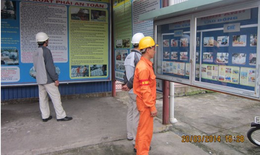 Người lao động Cty CP Cảng Hải Phòng nắm bắt thông tin về an toàn vệ sinh lao động tại “Góc tuyên truyền bảo hộ lao động”. Ảnh: X.T