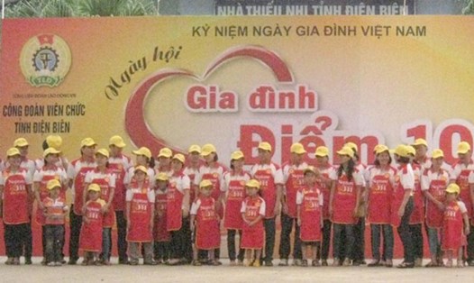 Gia đình nữ CCVCLĐ tham gia Hội thi "Gia đình điểm 10" do CĐ Viên chức tỉnh Điện Biên tổ chức. Ảnh: PV
