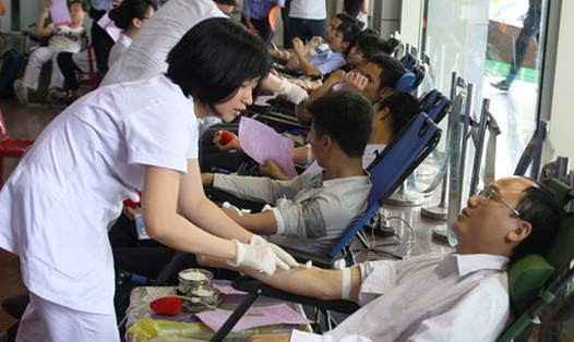 Ngày hội hiến máu thu hút đông đảo đoàn viên, công nhân tham gia. Ảnh: N.T