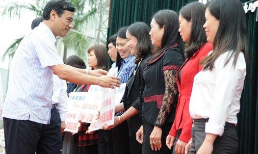 Phó Bí thư thường trực Tỉnh ủy, Chủ tịch HĐND tỉnh Thái Bình - Đặng Trọng Thăng trao quà cho CNLĐ. (ảnh C.T.V)