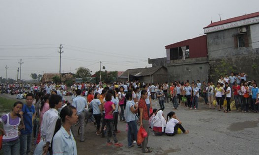 Một cuộc ngừng việc tập thể xảy ra trên địa bàn huyện Vũ Thư, tỉnh Thái Bình.Ảnh: QUẾ CHI