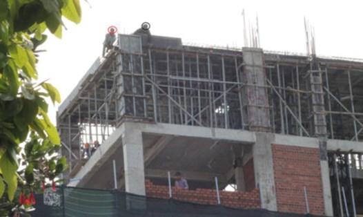 Công nhân thi công không hề có trang thiết bị bảo hộ lao động tại một công trình xây dựng trên đường Yersin (TP.Nha Trang, tỉnh Khánh Hòa). Ảnh: NHIỆT BĂNG