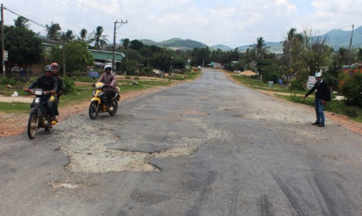 Tuyến Quốc lộ 19 đoạn qua huyện Đắc Pơ (Gia Lai) đang hư hỏng nặng. Ảnh ĐÌNH VĂN