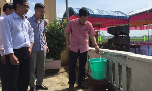 Chủ tich CĐ ĐSVN Mai Thành Phương kiểm tra công trình nước sạch của ga Trì Bình.Ảnh: ĐS
