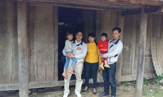 BCH CĐ và Ban Giám đốc Cty đến thăm và trao quà cho một gia đình CNLĐ ở Tuyên Quang. Ảnh: C.T