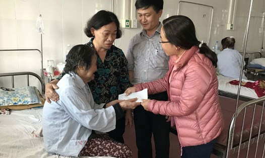 BCH CĐ tổ chức đi thăm và tặng quà Mẹ Việt nam anh hùng Đỗ Thị Hòe. Ảnh: P.V