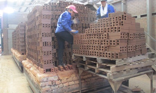Người lao động tại Cty CP Sản xuất vật liệu xây dựng Kim Sơn (Quảng Ninh) thường xuyên bị nợ bảo hiểm xã hội. Ảnh: P.V