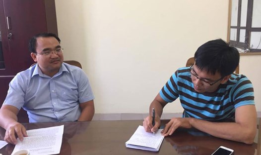 Phó Giám đốc BHXH huyện Sóc Sơn Nguyễn Thế Linh (bên trái ảnh) trao đổi với phóng viên. Ảnh: ĐẶNG TIẾN