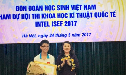 Bà Nguyễn Thị Nghĩa, Thứ trưởng Bộ GD&ĐT tặng hoa và bằng khen cho em Phạm Huy.