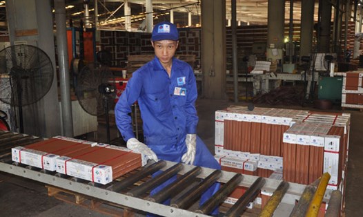 Công nhân Nhà máy gạch Cotto Giếng Đáy (Quảng Ninh) làm việc trong môi trường nóng bức. Ảnh: Q.CHI