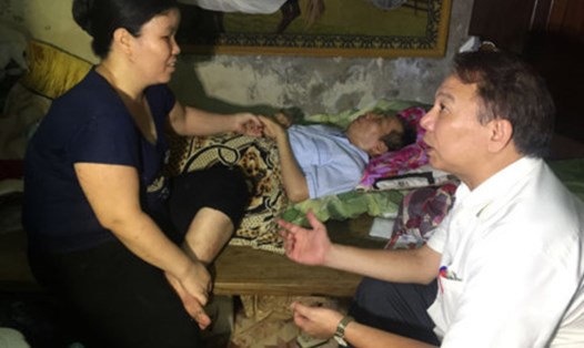 Phó Chủ tịch Tổng LĐLĐVN Mai Đức Chính thăm gia đình anh Nguyễn Đức Cường (Cty TNHH MTV Môi trường đô thị Hà Nội) bị tai nạn lao động.Ảnh: ĐT