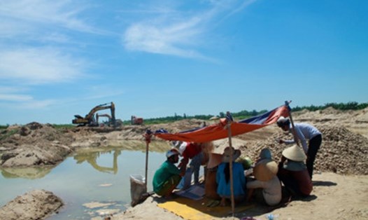 Người dân sinh sống ven sông Trà Khúc (Quảng Ngãi) bức xúc vì doanh nghiệp khai thác cát quá mức khiến đất sản xuất bị tàn phá, làng mạc bị đe dọa khi mùa mưa lũ sắp đến gần. Ảnh: T.H