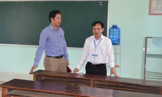 PGS-TS Mai Văn Trinh kiểm tra công tác chuẩn bị thi THPT quốc gia tại Nghệ An (Ảnh: HN)