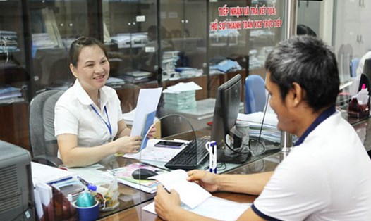Cán bộ BHXH tỉnh Thái Nguyên đang hướng dẫn người lao động làm thủ tục chốt sổ BHXH. Ảnh: H.A