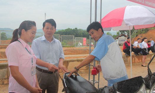 Chị Vũ Thị Nhung - đoàn viên CĐCS Cty TNHH Unico Global YB - phấn khởi vì được bảo dưỡng, bảo trì xe máy miễn phí. Ảnh: THANH XUÂN