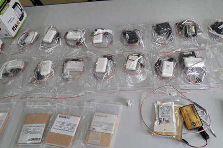 Hàng loạt thiết bị siêu nhỏ được cảnh sát thu giữ. Ảnh: CAO NGUYÊN