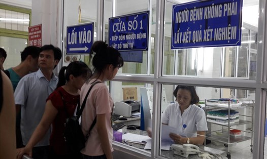 Bệnh nhân chờ khám tại Bệnh viện Việt Đức (Hà Nội).Ảnh: THÙY LINH