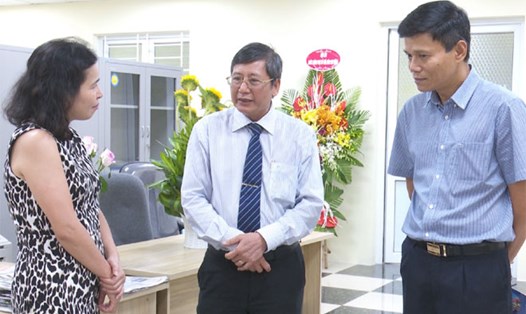 Phó Chủ tịch Thường trực Tổng LĐLĐVN Trần Thanh Hải (đứng giữa) tới thăm và chúc mừng Báo Lao Động nhân kỷ niệm 92 năm Ngày Báo chí Cách mạng Việt Nam. Ảnh: VĂN THẮNG