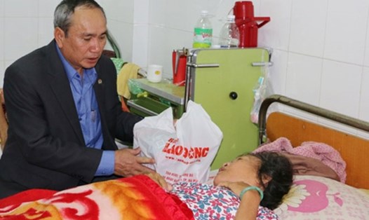 Chủ tịch LĐLĐ tỉnh Khánh Hòa - ông Nguyễn Hòa - trao tặng quà cho người bị bệnh hiểm nghèo, khó khăn. Ảnh: LĐLĐ tỉnh Khánh Hòa