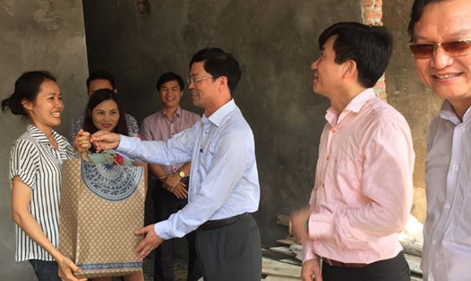 Ông Đặng Quang Điều - Trưởng ban Chính sách KTXH và Thi đua khen thưởng Tổng LĐLĐVN - trao quà cho gia đình chị Hoàng Thị Thảo. Ảnh: D.C