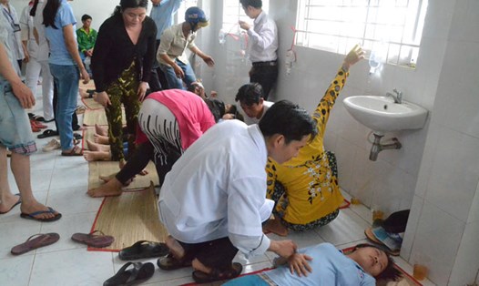 Người lao động Cty Samho cấp cứu tại Bệnh viện Đa khoa Châu Thành. Ảnh: LỤC TÙNG