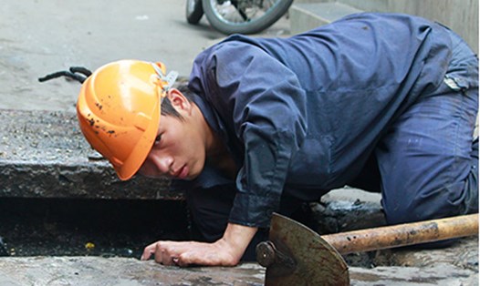 Hàng ngàn công nhân vệ sinh môi trường ở TPHCM đang bị “treo” lương. Ảnh: P.V
