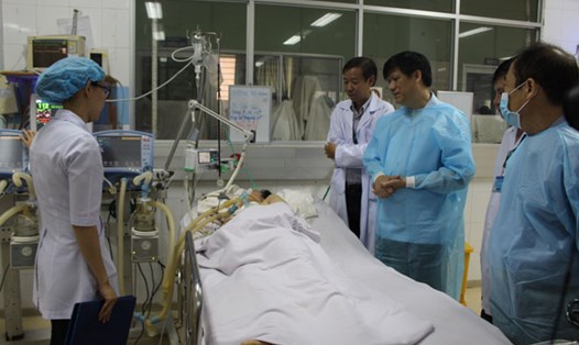 Thứ trưởng Bộ Y tế Nguyễn Thanh Long thăm một bệnh nhân sốt xuất huyết nặng đang điều trị tại Bệnh viện Bệnh Nhiệt đới (TPHCM).Ảnh: KHƯƠNG QUỲNH