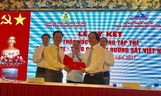Phó Chủ tịch Tổng LĐLĐVN Mai Đức Chính (đứng giữa) chứng kiến lễ ký thỏa ước lao động tập thể Cty mẹ - TCty Đường sắt Việt Nam năm 2017, ngày 20.7.Ảnh: VIỆT LÂM