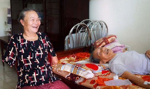 Hai vợ chồng thương binh Nguyễn Thị Hồng và ông Hoàng Văn Uyên (cựu chiến binh) quê Hà Tĩnh ở Trung tâm Điều dưỡng thương binh Thuận Thành (Bắc Ninh).