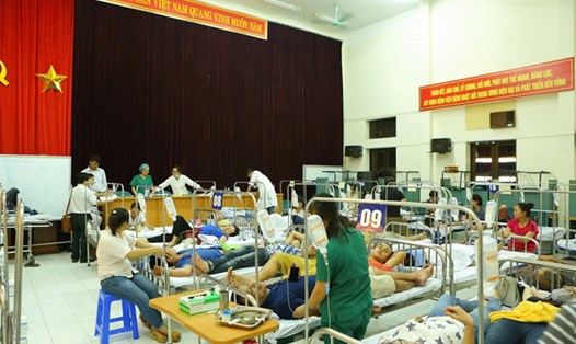Do có quá nhiều bệnh nhân sốt xuất huyết nhập viện, Bệnh viện Bệnh nhiệt đới Trung ương phải kê thêm giường bệnh vào hội trường (ảnh chụp sáng 8.8). Ảnh: SƠN TÙNG