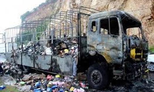 Xe tải chở hàng hóa bị người dân "hôi của" sau vụ hỏa hoạn ngày 1/11.(Ảnh Zing)