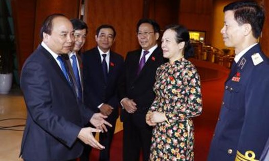 Thủ tướng Nguyễn Xuân Phúc trao đổi với các đại biểu bên lề kỳ họp. Ảnh: TTXVN