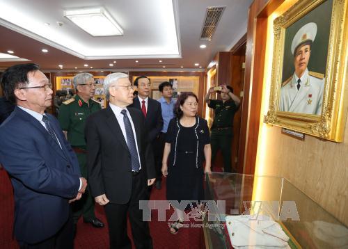 Tổng Bí thư Nguyễn Phú Trọng thắp hương trước anh linh Đại tướng Nguyễn Chí Thanh và tham quan các gian trưng bày hình ảnh, tư liệu, hiện vật về cuộc đời, sự nghiệp của Đại tướng. Ảnh: TTXVN