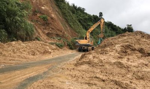 San gạt đất đá bị sạt đoạn Quốc lộ 4D địa phận xã Sơn Bình, nối Lai Châu với Lào Cai. Ảnh: Quang Duy